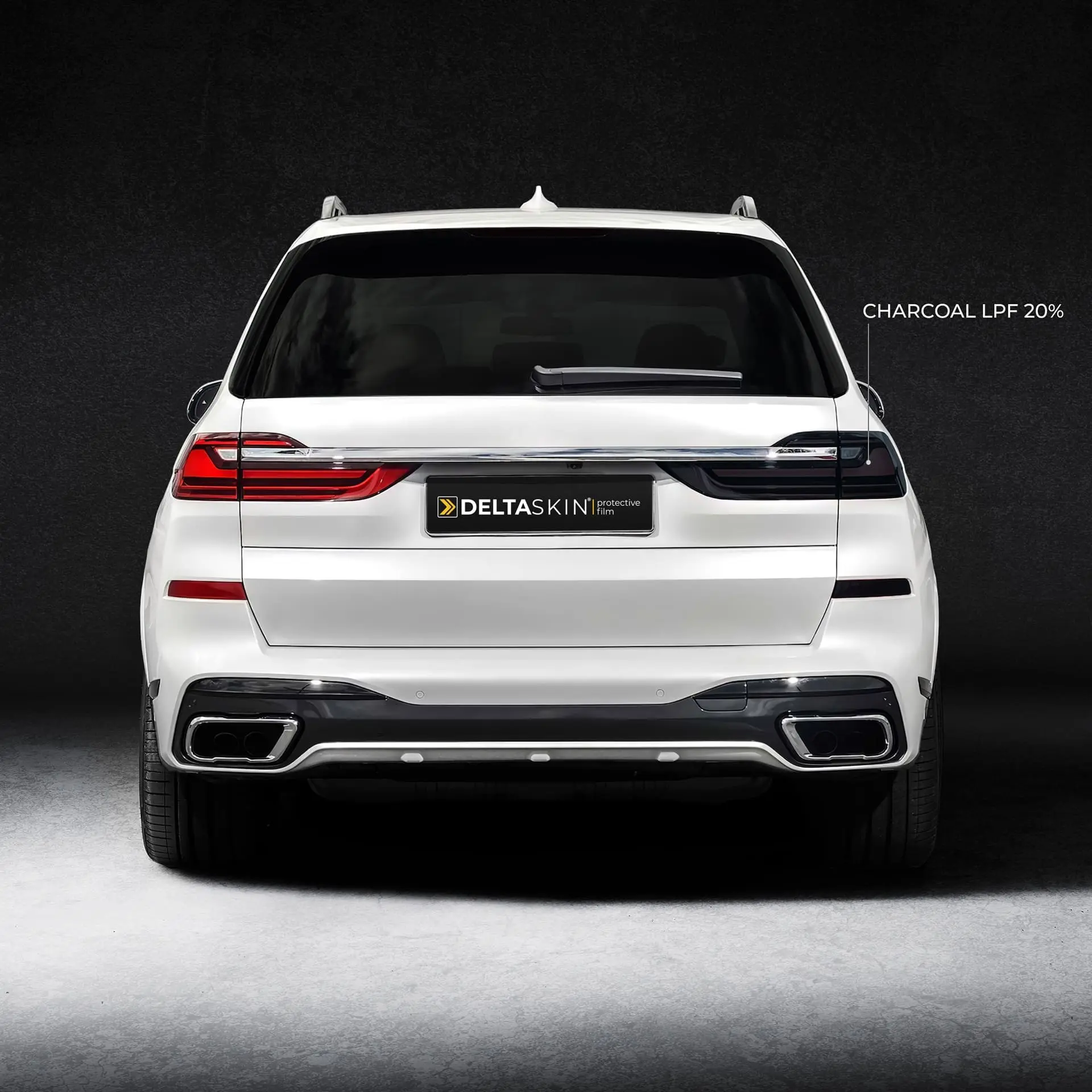 Полиуретановая пленка DELTASKIN CHARCOAL LPF TOP TPU на задних фарах авто Полиуретановая пленка DELTASKIN CHARCOAL LPF TOP TPU на задних фарах авто